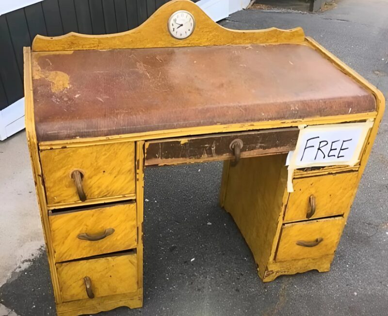Der Mann fand einen "kostenlosen Schminktisch" und verwandelte ihn auf eine Weise, die sogar seinen ehemaligen Besitzer erstaunte!