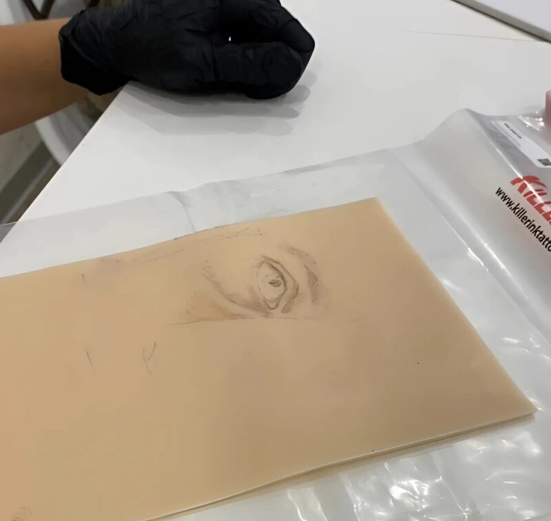 Diese Künstlerin tätowiert ein permanentes Auge auf das Gesicht eines Mannes, der nach einem tragischen Unfall entstellt wurde.