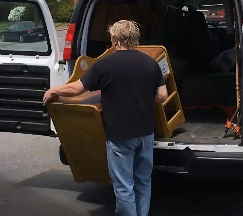 Der Mann fand einen "kostenlosen Schminktisch" und verwandelte ihn auf eine Weise, die sogar seinen ehemaligen Besitzer erstaunte!