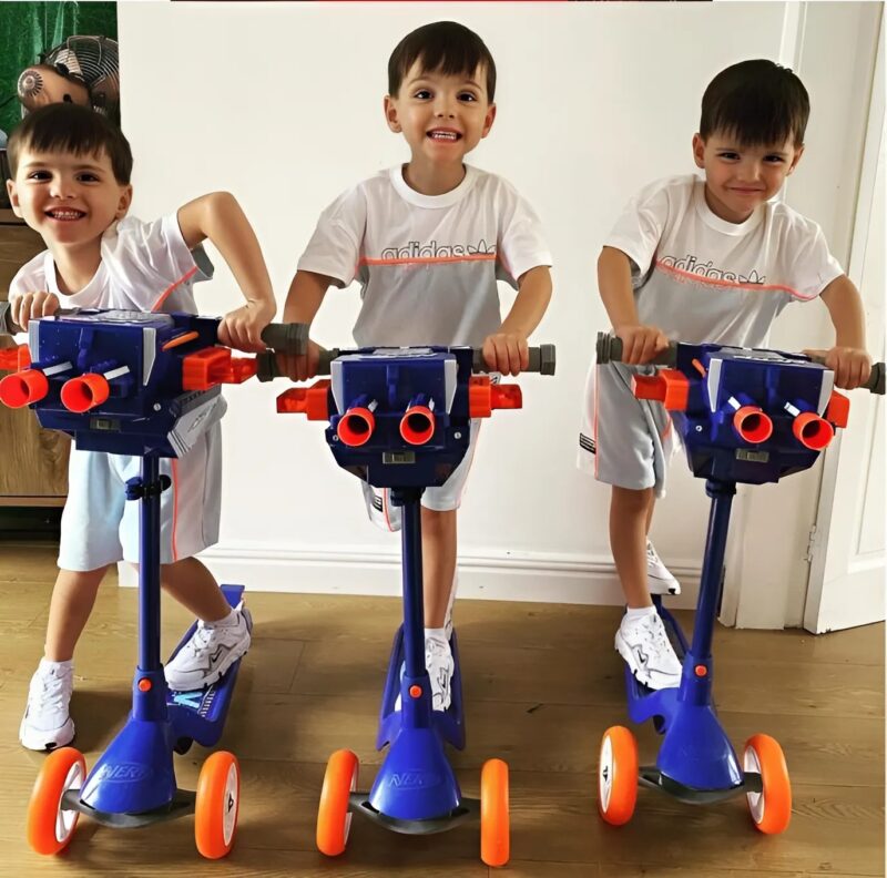 Wie unterscheidet die Mama sie? Wie sehen heute die außergewöhnlichen eineiigen Drillinge aus?