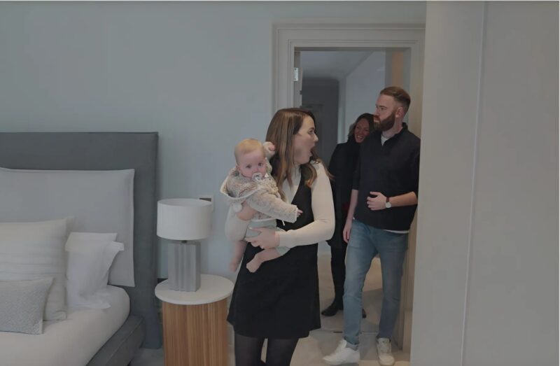 Eine unglaublich glückliche Familie gewinnt ein prächtiges weißes Anwesen durch eine außergewöhnliche und unerwartete Wohltätigkeitslotterie.