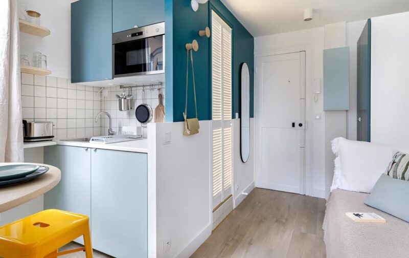 "Transformation einer kleinen Wohnung in Paris: Von Ruinen zu einem schicken Interior dank der Vision eines jungen Mannes"