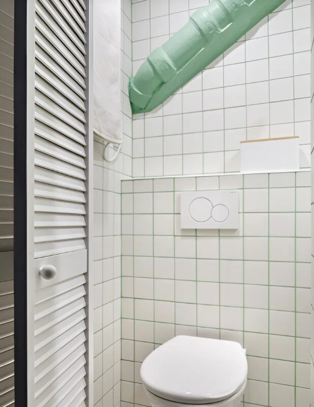 "Transformation einer kleinen Wohnung in Paris: Von Ruinen zu einem schicken Interior dank der Vision eines jungen Mannes"