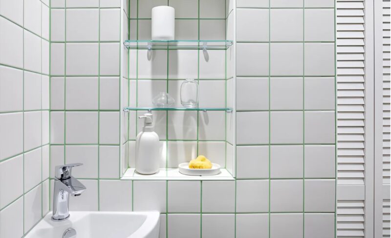 "Transformation einer kleinen Wohnung in Paris: Von Ruinen zu einem schicken Interior dank der Vision eines jungen Mannes"