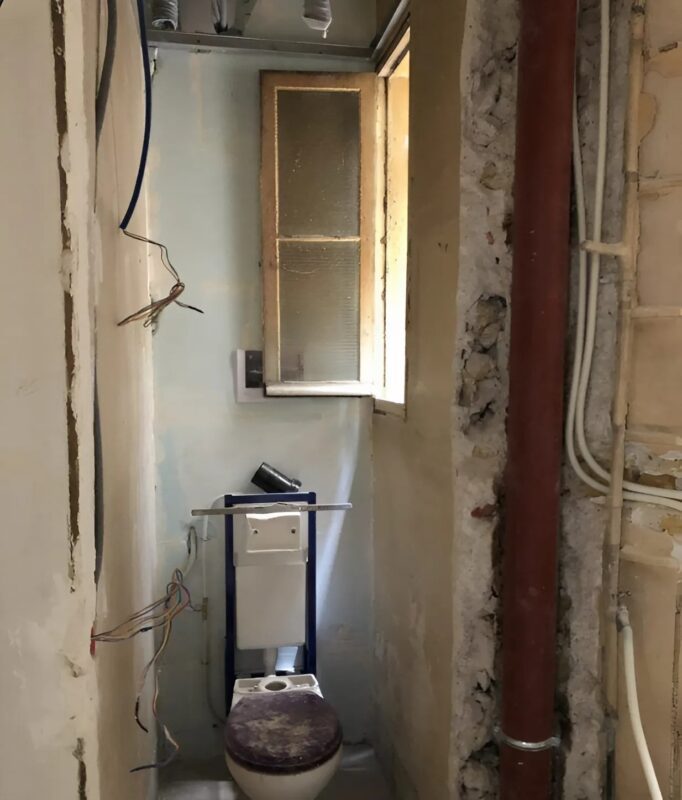 "Transformation einer kleinen Wohnung in Paris: Von Ruinen zu einem schicken Interior dank der Vision eines jungen Mannes"
