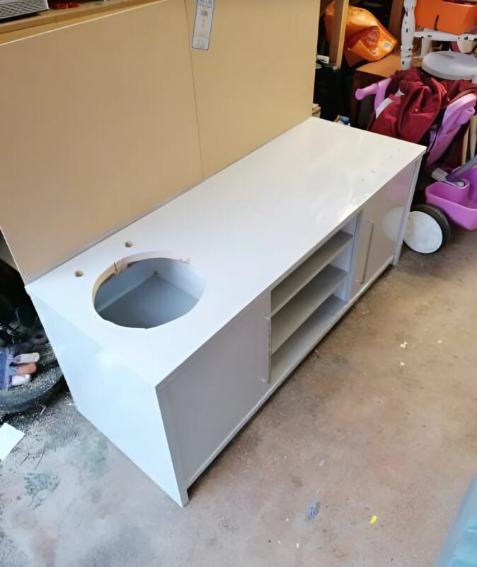 Eine inspirierende Idee: Eine Mutter verwandelte ein altes Möbelstück in eine zauberhafte Spielküche für ihre Tochter.