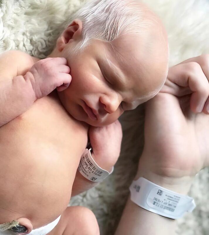 Liam, der Junge, der mit grauen Haaren geboren wurde und zu einem Symbol für einzigartige Schönheit und Akzeptanz wurde ✨