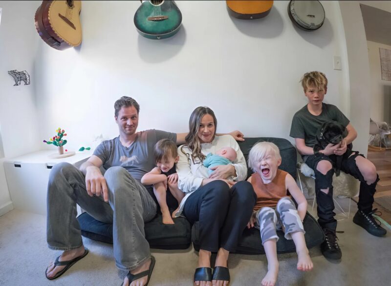 Liam, der Junge, der mit grauen Haaren geboren wurde und zu einem Symbol für einzigartige Schönheit und Akzeptanz wurde ✨