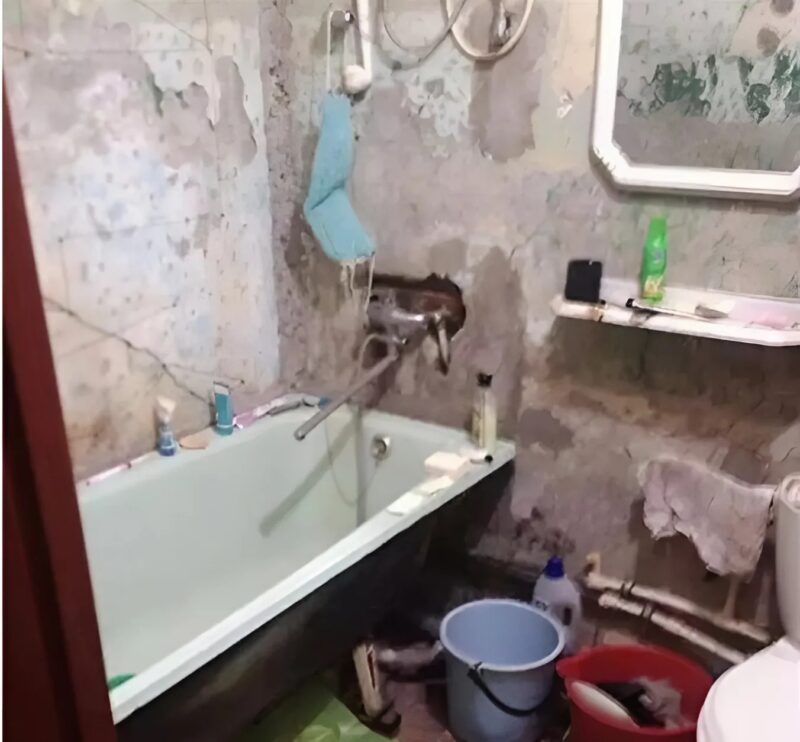 Ein junger Mann besucht seine Tante und renoviert ihr Badezimmer mit seinen eigenen Händen : Vorher/Nachher-Fotos