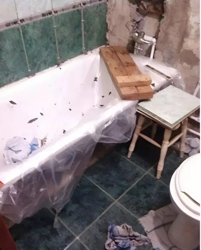 Ein junger Mann besucht seine Tante und renoviert ihr Badezimmer mit seinen eigenen Händen : Vorher/Nachher-Fotos
