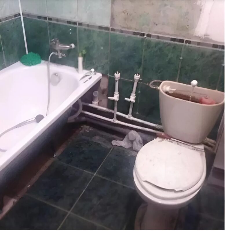 Ein junger Mann besucht seine Tante und renoviert ihr Badezimmer mit seinen eigenen Händen : Vorher/Nachher-Fotos