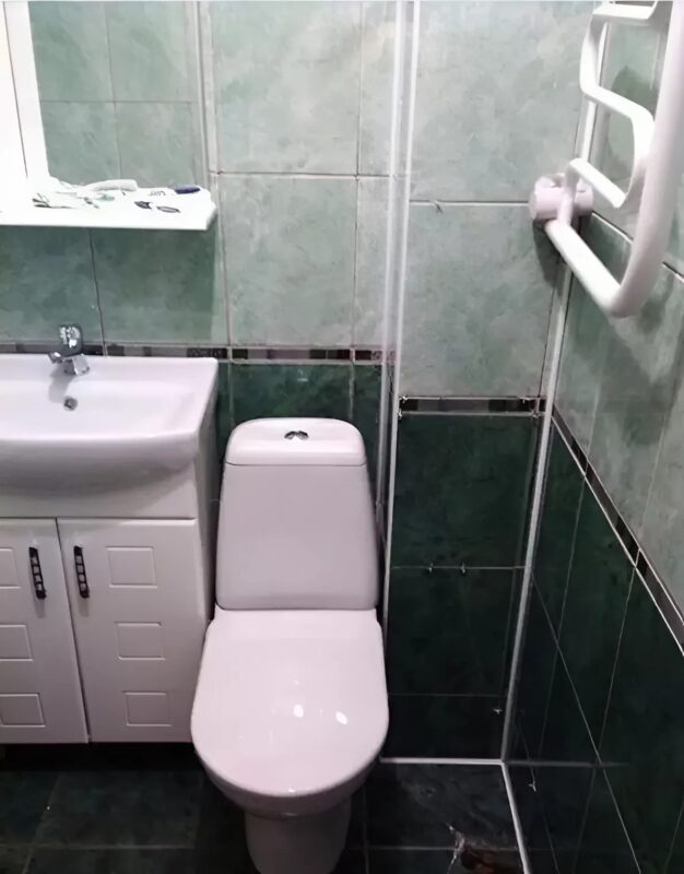 Ein junger Mann besucht seine Tante und renoviert ihr Badezimmer mit seinen eigenen Händen : Vorher/Nachher-Fotos