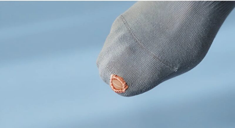 Der Designer präsentierte ein Modell von Socken mit einem Loch am Zeh.