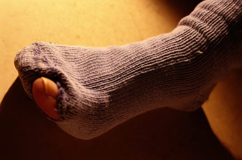 Der Designer präsentierte ein Modell von Socken mit einem Loch am Zeh.