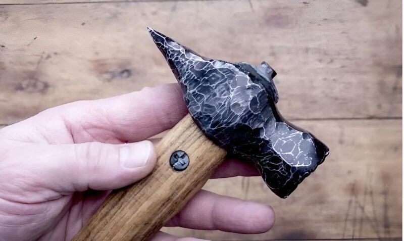 Wie ein alter Hammer sich in ein praktisches und ästhetisches Küchenutensil verwandelt 🔨✨ – eine überraschende und geniale Transformation für den Alltag!