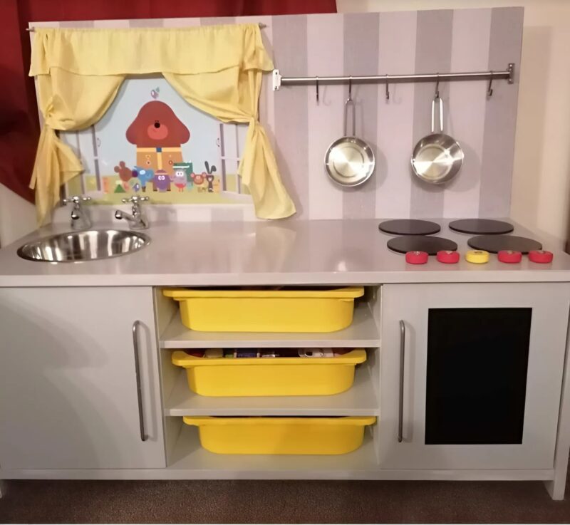 Eine inspirierende Idee: Eine Mutter verwandelte ein altes Möbelstück in eine zauberhafte Spielküche für ihre Tochter.