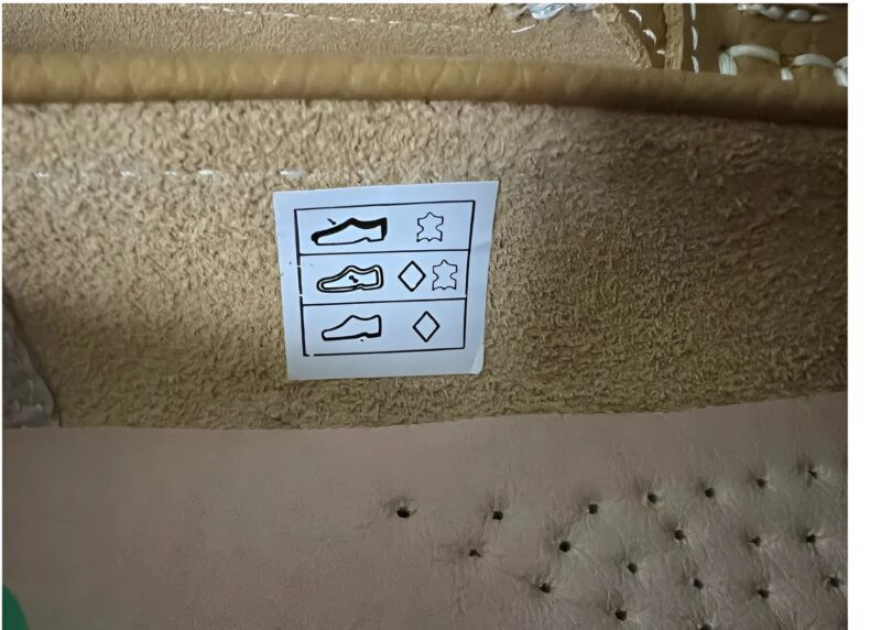 Können Sie erraten, was dieses kleine Logo bedeutet, das normalerweise dezent an der Seite des Schuhs angebracht ist?