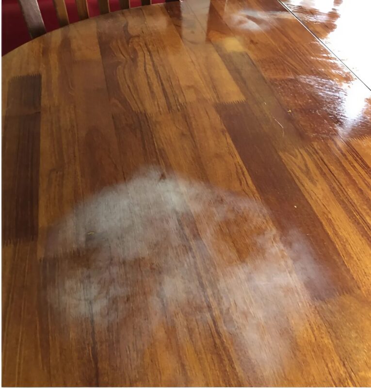 Hier sind einfache und natürliche Tipps, um Hitzeflecken auf Holz zu entfernen!