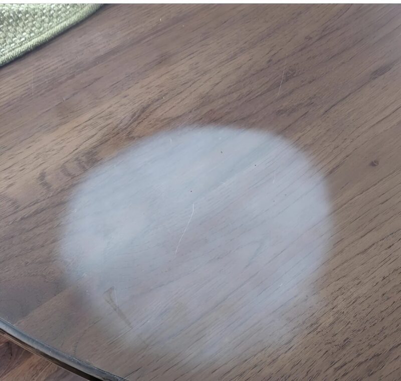 Hier sind einfache und natürliche Tipps, um Hitzeflecken auf Holz zu entfernen!