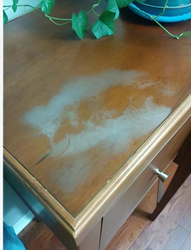 Hier sind einfache und natürliche Tipps, um Hitzeflecken auf Holz zu entfernen!