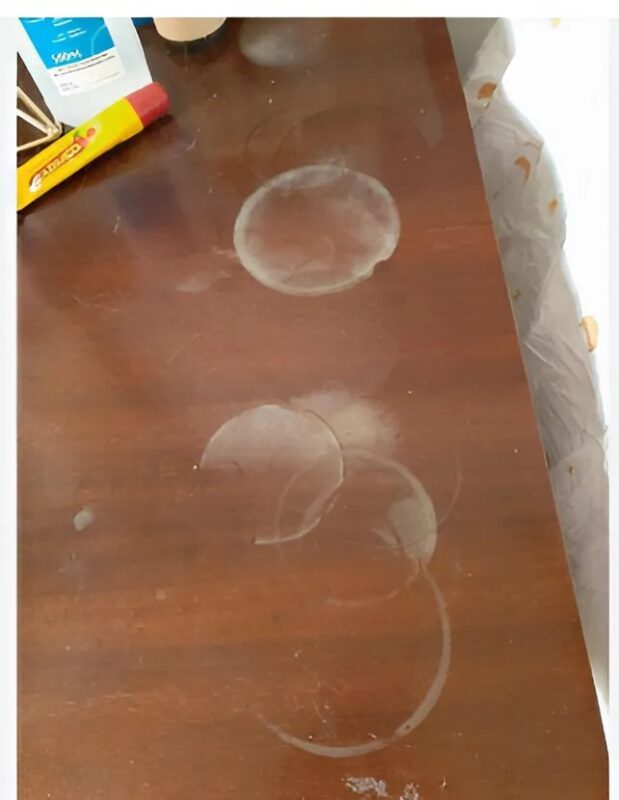 Hier sind einfache und natürliche Tipps, um Hitzeflecken auf Holz zu entfernen!