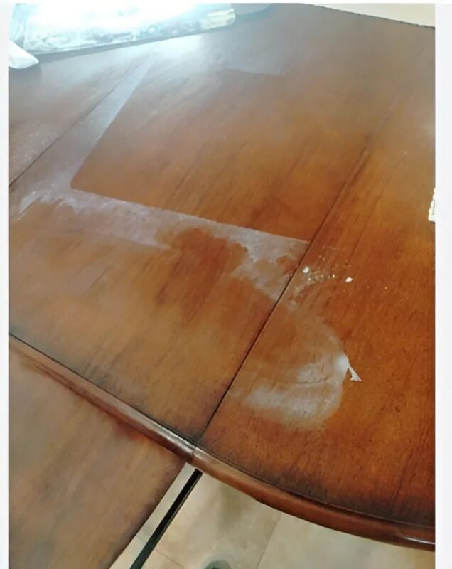 Hier sind einfache und natürliche Tipps, um Hitzeflecken auf Holz zu entfernen!