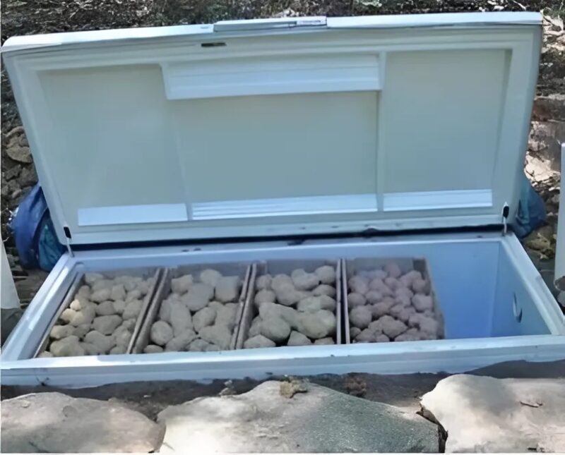 Er hat einen alten Kühlschrank in seinem Garten vergraben... und was er daraus gemacht hat, wird Sie überraschen.
