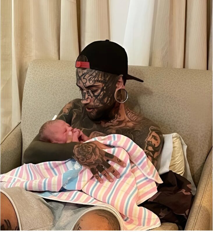 Eine berührende Geste eines Vaters, der sein Aussehen aus Liebe zu seiner Tochter verändert.
