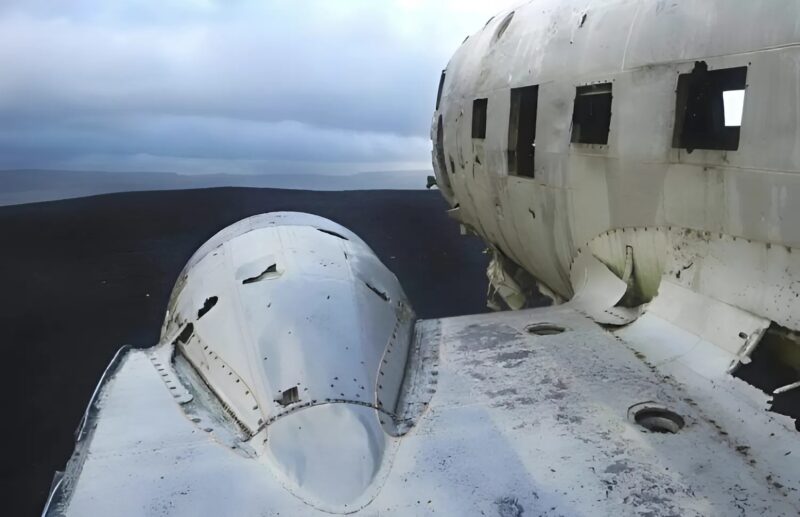 Der geheimnisvolle Flug: Verborgene Geheimnisse unter dem Eis eines abgelegenen Dorfes und eine versteckte Wahrheit