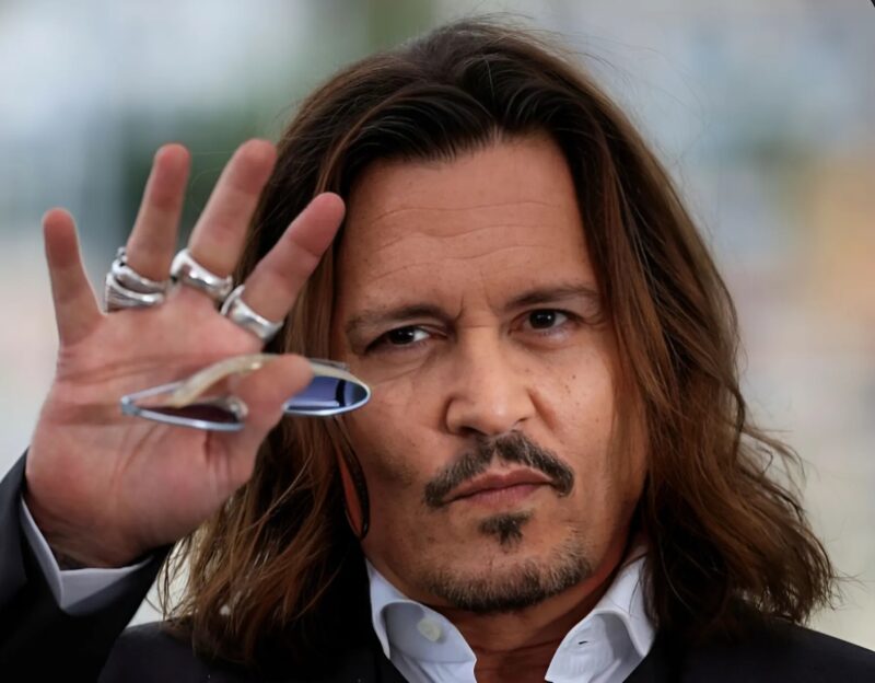 Ein junger Musiker, der die Schule für die Bühne aufgibt, bevor er ein weltweiter Filmstar wird.