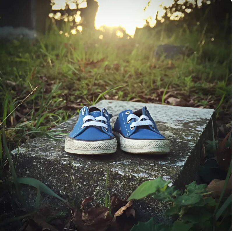 Die kleinen Schuhe des Geheimnisses: Ein familiäres Mysterium, das durch Liebe und verlorenes Gedächtnis enthüllt wird.