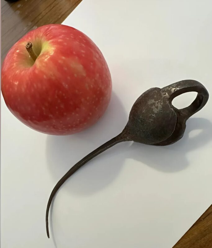 Ich habe diesen alten Gegenstand auf einem Dachboden gefunden… ratet mal, wofür er wohl früher diente!