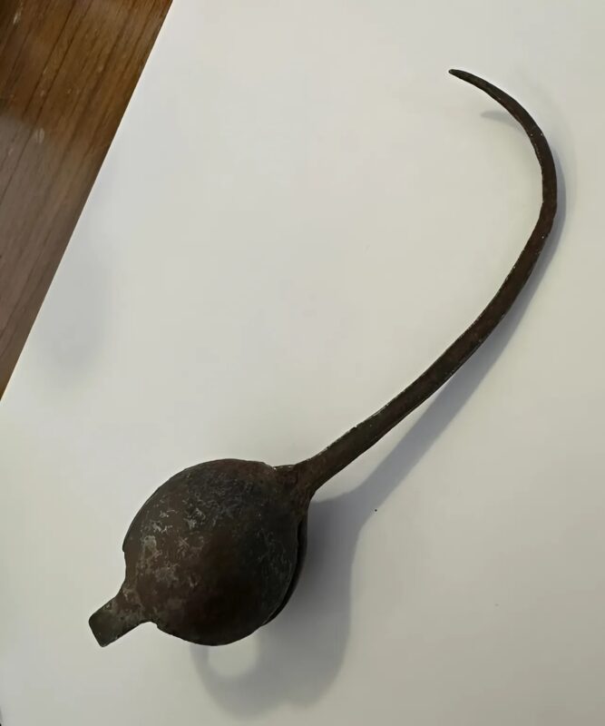 Ich habe diesen alten Gegenstand auf einem Dachboden gefunden… ratet mal, wofür er wohl früher diente!