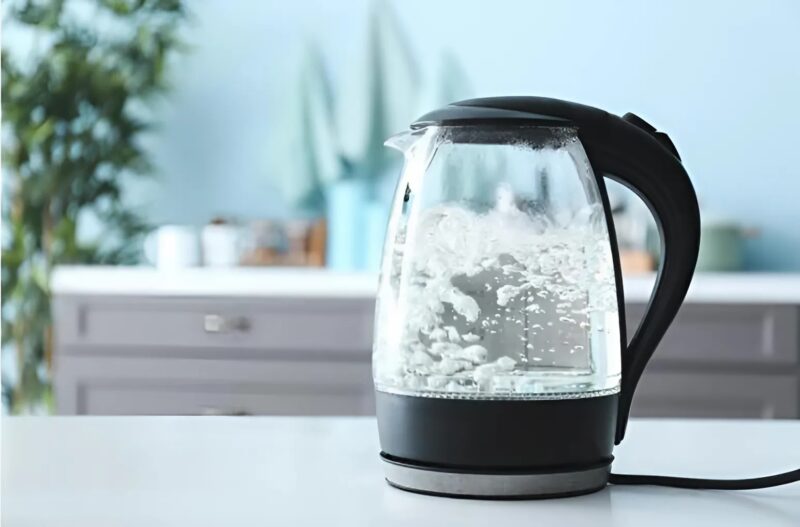 Der Wasserkocher – ein täglicher Helfer… der Ihnen jedoch böse Überraschungen bereiten kann, wenn Sie diesen Fehler machen!