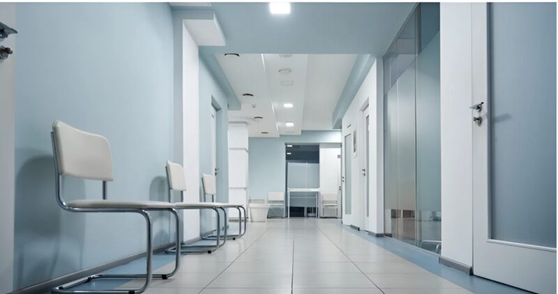 Ich sah meinen Mann aus der Klinik kommen – mit zwei Babys, die ich noch nie gesehen hatte