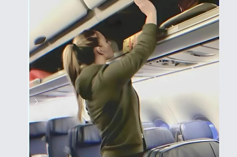 Ich hörte seltsame Geräusche aus der geschlossenen Kabine über meinem Kopf im Flugzeug, als ich sie öffnete, war ich schockiert