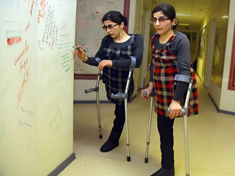Zita und Gita Rezakhany: Ihre unglaubliche Reise nach einer riskanten Trennung mit 11 Jahren, die das Unmögliche herausforderte