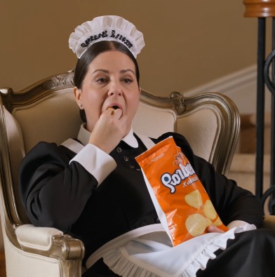 „Beeil dich mit dem Putzen, du bist zu langsam“, schrie die Dienerin die Tochter des Milliardärs an, dann setzte sie sich ruhig auf das Sofa und begann Chips zu essen